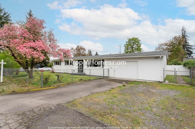 Building Photo - Updated Three Bedroom Home in Oregon City!