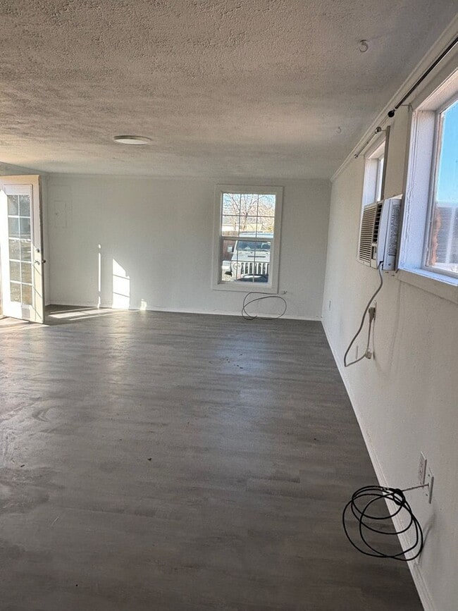 Building Photo - 2319 1/2 Axtell