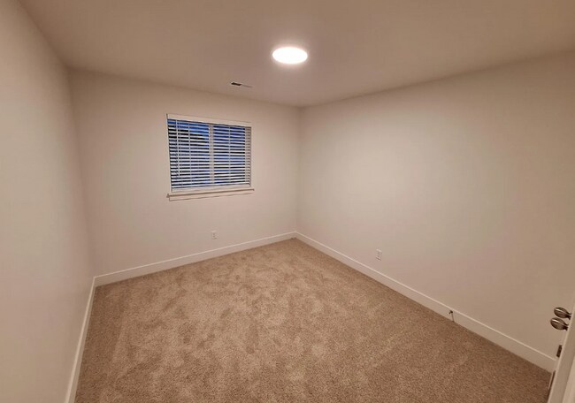 Building Photo - 4 bedroom/2.5 bathroom Townhome in Eagle M...