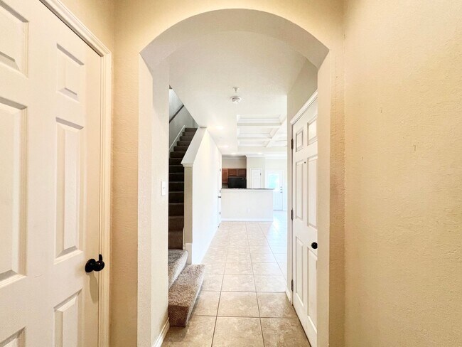 Building Photo - Lovely townhome | 3 bed/2.5 bath | End unit | near UT Medical Center/Lackland AFB/USAA!
