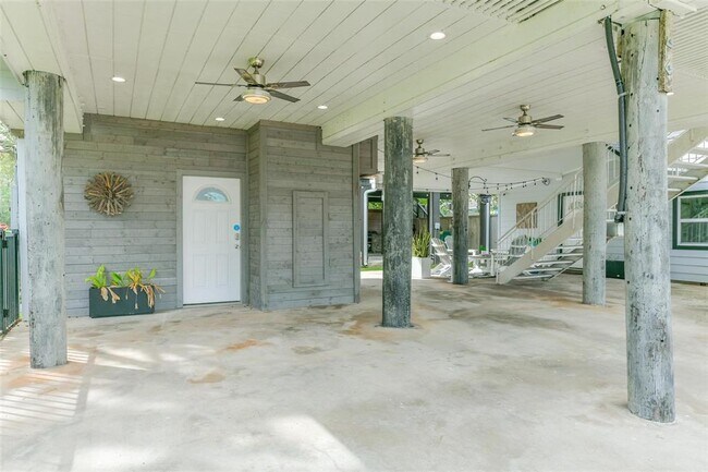 Building Photo - 1005 Bryan Ave