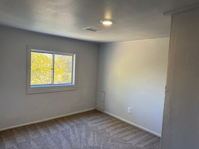 Building Photo - 15018 Pinehurst St