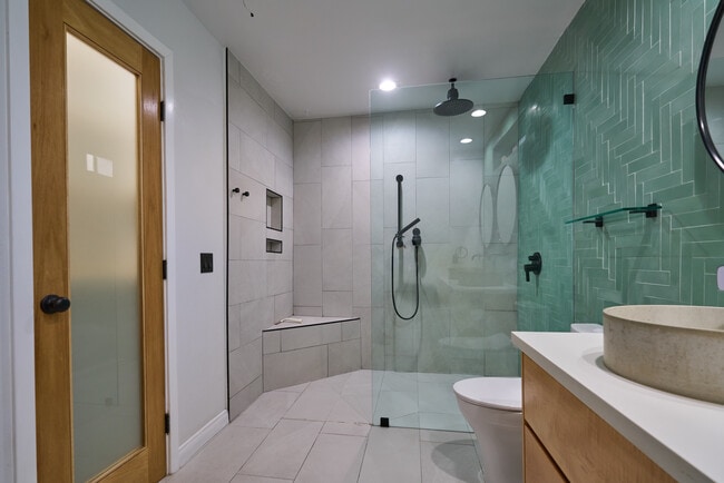 Primary bath - 12060 Hoffman St