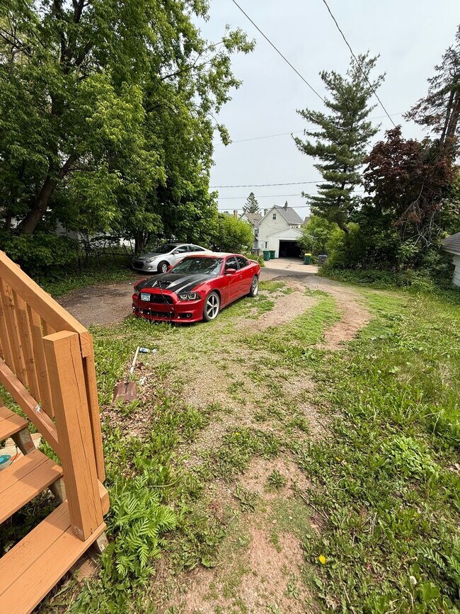 Building Photo - 1122 E 5th St