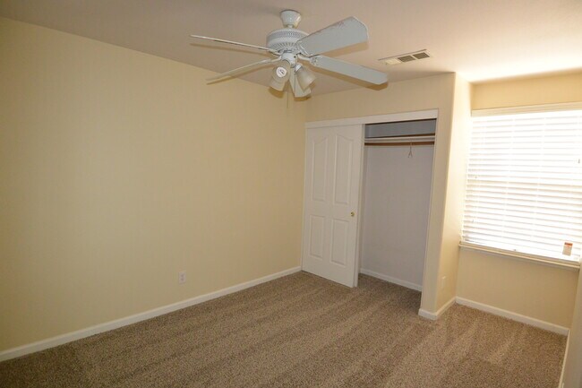Building Photo - 3 bedroom 2 bathroom home in South East Vi...