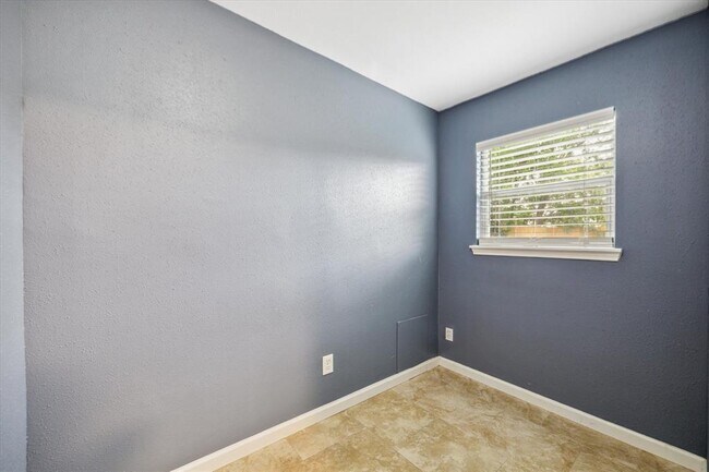 Building Photo - 1355 Gardenia Dr