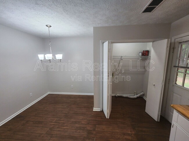 Building Photo - 13 Fredda Ln