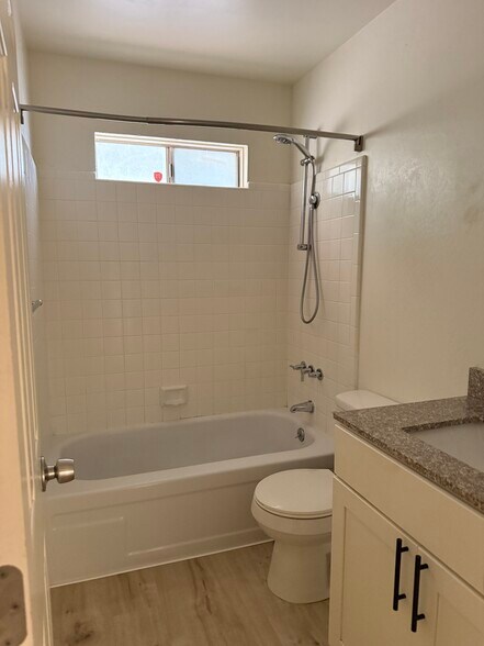 Full Bath - 2391 Campbell St