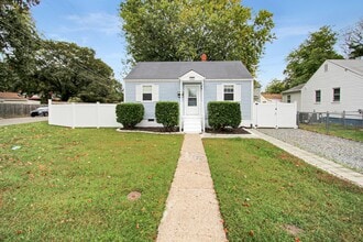 Building Photo - Well-Maintained Home with Spacious Yard and Screened Porch