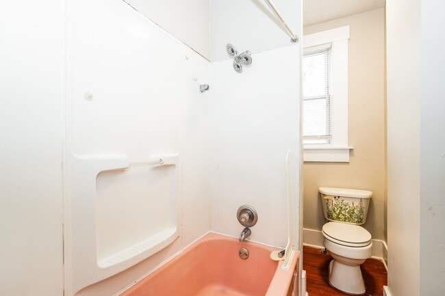 Building Photo - Three Bedroom One Bathroom Double