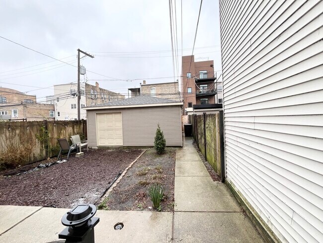 Building Photo - 1525 N Artesian Ave