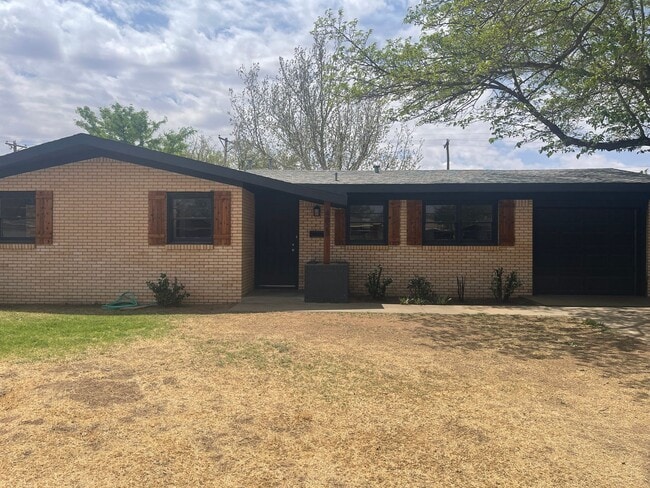 Building Photo - Pre-leasing for Fall! Adorable Remodeled House in Prime Location!