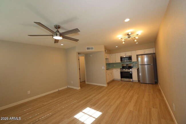 Building Photo - 476 E Linda Ave