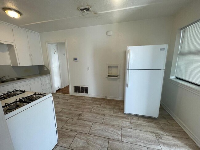 Building Photo - 1 Bed 1 Bath Duplex For Lease!