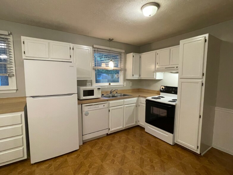 Building Photo - 26125 Cresent Ln