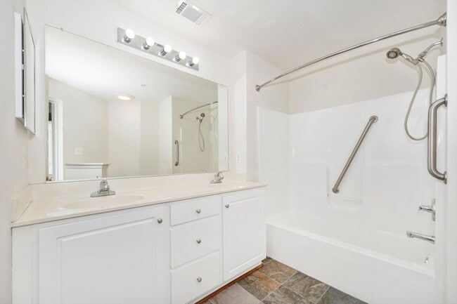 Building Photo - Elevator Condo in Frederick Pent House Level