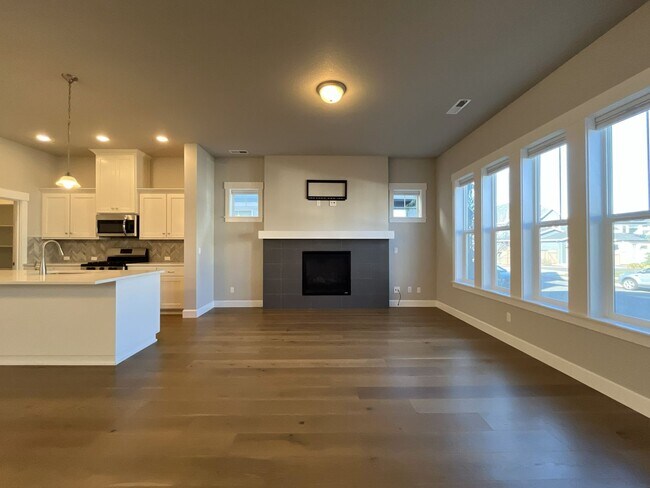 Building Photo - 3-Bedroom Home in Reed’s Crossing with Luxurious Primary Suite & Open Floor Plan, Fireplace, Wash...