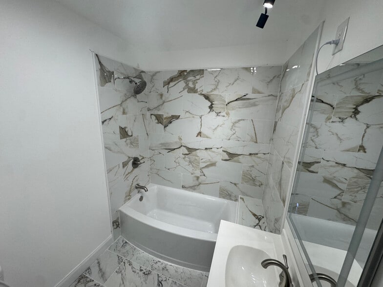 Building Photo - 1836 Cook St