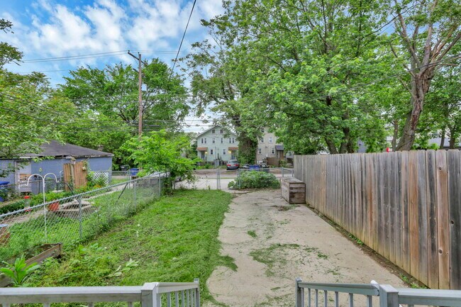 Building Photo - 1349 N 6th St