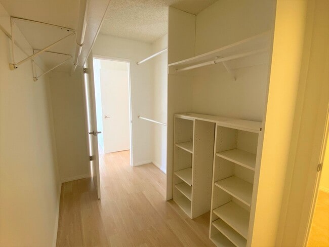 Building Photo - One Bedroom Condo Available in Watergate Community/Emeryville!