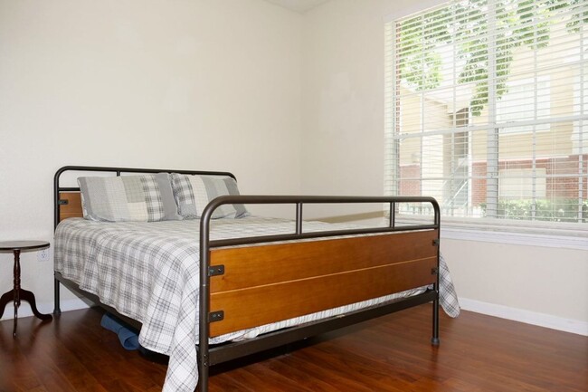 Building Photo - Upgraded Condo in Gated Community of Plant...