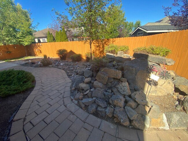 Building Photo - Single Level Charmer, SE Bend Established ...