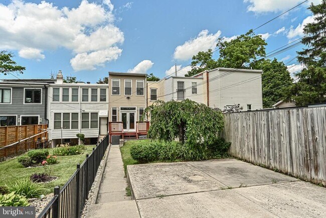 Building Photo - 512 Varnum St NW
