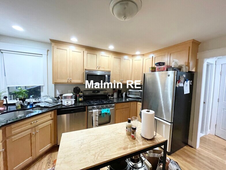 Building Photo - 27 Iroquois St