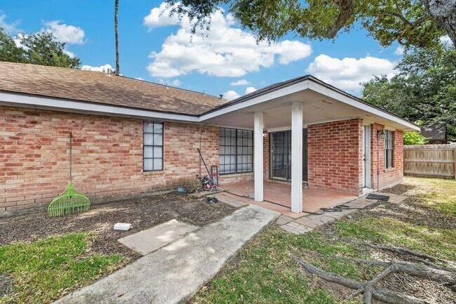 Building Photo - 17 Goldcrest Ave