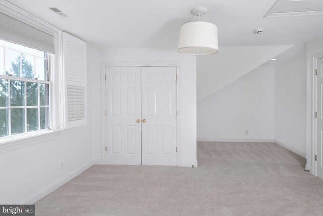 Building Photo - 3 Governors Ln