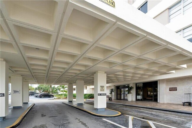 Building Photo - 300 Bayview Dr