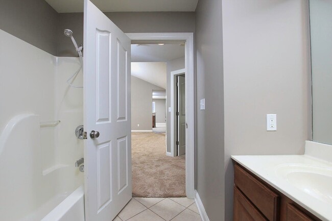 Building Photo - Charming 3 Bedroom/2 Bath in Mill Creek Manor with Spacious Garage