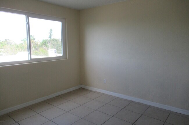 Building Photo - 732 N Halifax Ave