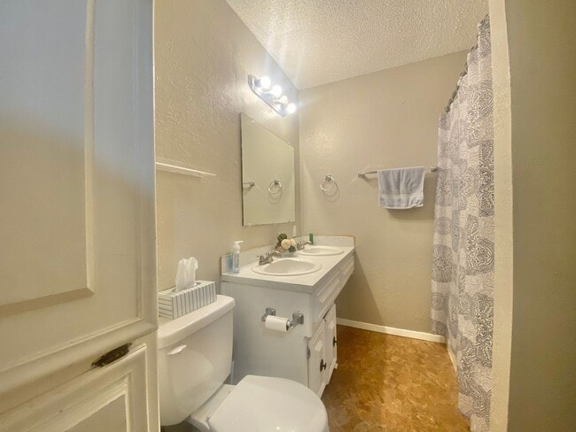 Building Photo - 3 bed and 2 bath Now Available in Tech Terrace