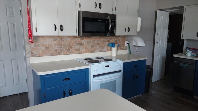 Stove, Microwave - 5318 17th St W