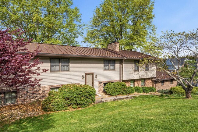 Building Photo - Spacious 5-Bedroom Home in Prestigious Blacksburg Country Club Estates