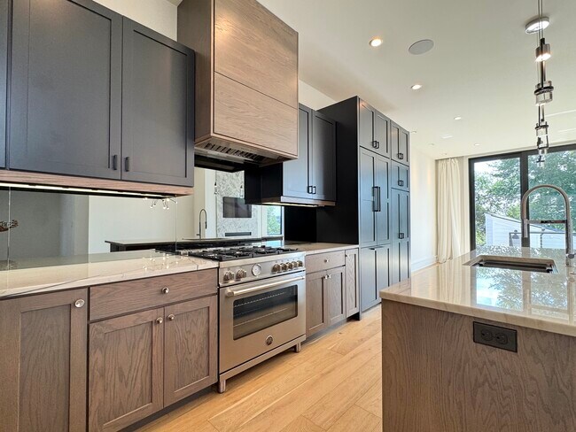 Building Photo - 2109 Belleview Ave