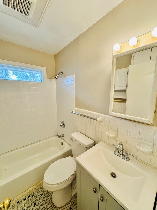 Building Photo - Adorable 3-Bedroom Home in Lakeview Heights