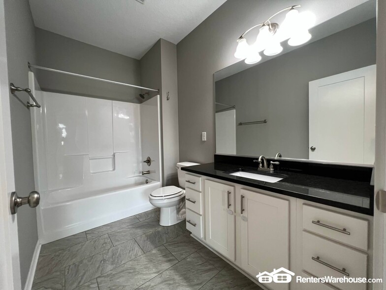 Building Photo - 305 NE Prairie Wolf Dr