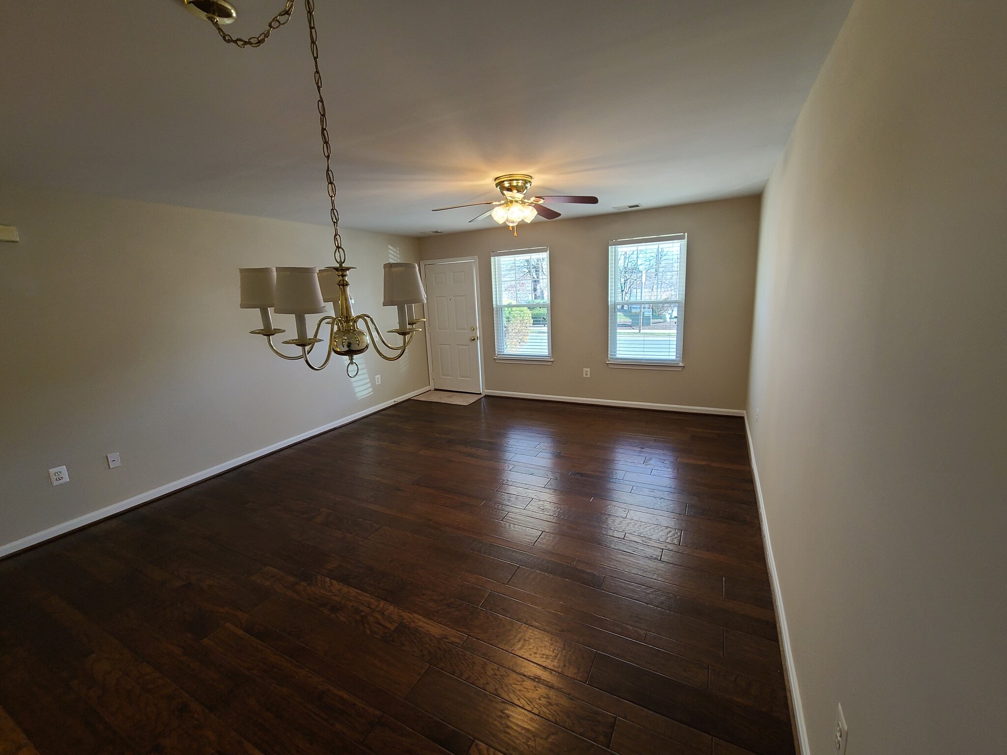 Dining/Living Room - 902 Parade Ln