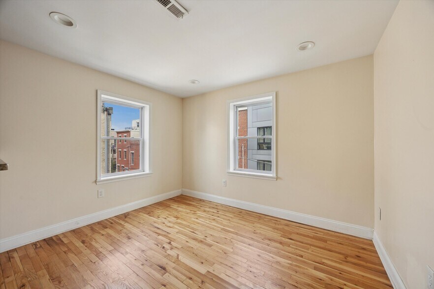 Building Photo - 861 N 20th St