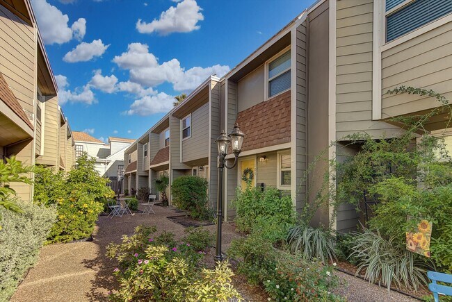 Building Photo - 424 15th St