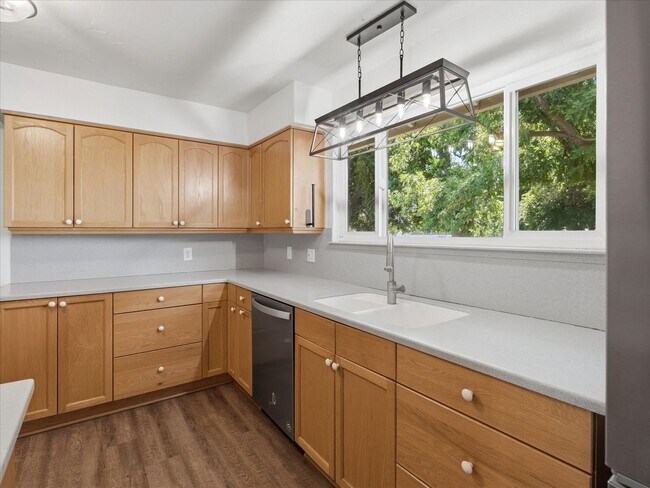 Building Photo - 4 Bedroom Home for Rent in Sanger | Sierra Views | 2,140± Sq. Ft. | Lawn Care Included