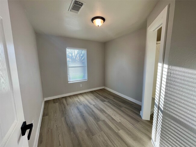 Building Photo - 504 N 8th St