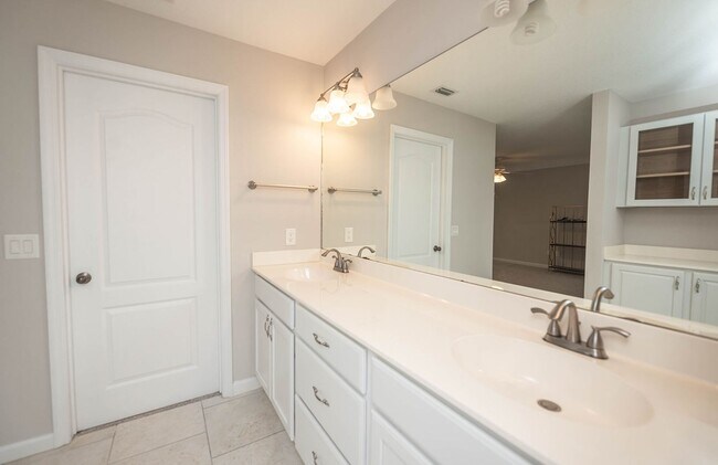 Building Photo - Welcome to this spacious three-bedroom, three-bath home in the heart of Palm Bay