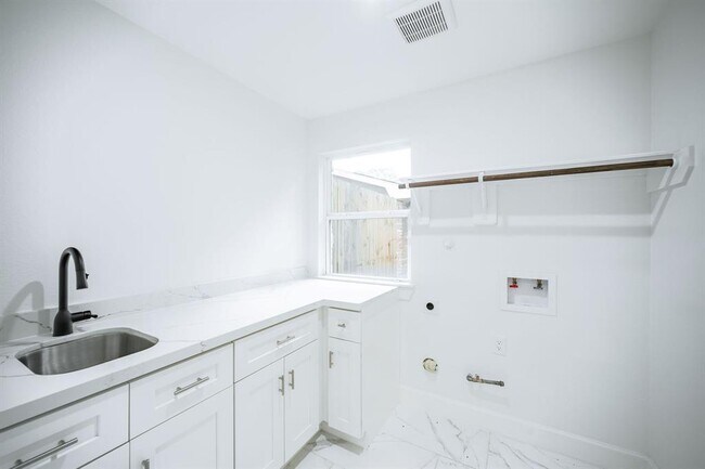 Building Photo - 10038 Westview Dr