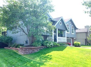 Building Photo - Home For Rent In Papillion