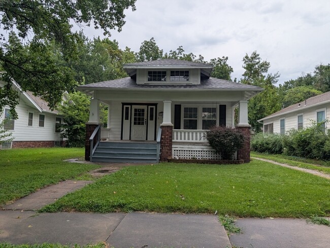 Primary Photo - 214 SW Broadmoor Ave