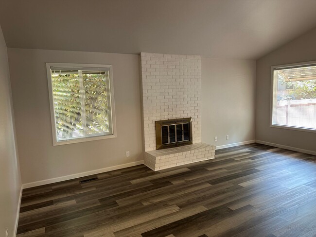 Building Photo - Updated 2 bedroom 2 bath duplex with garag...