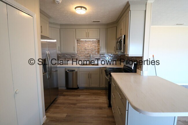 Building Photo - Remodeled Duplex on Logan Martin Lake